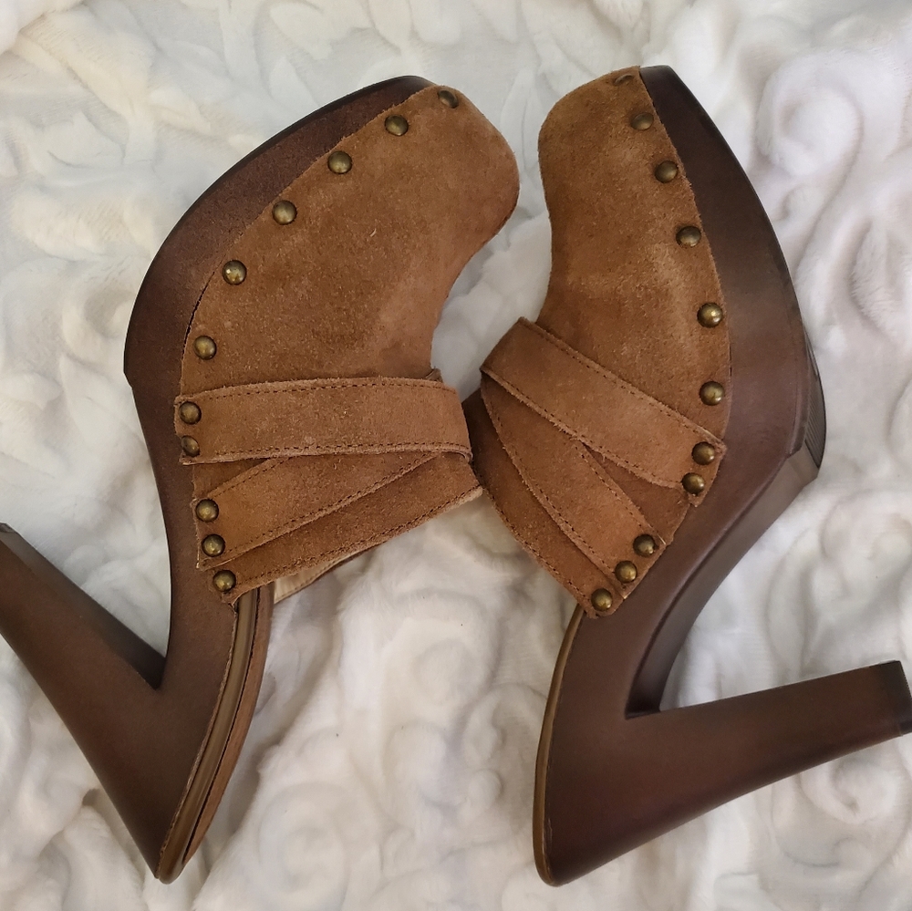 Unworn Dana Buchman Suede Clogs in Size 8